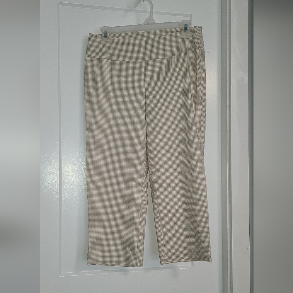 3/$20  S.C.& CO CAPRIS.  White & Green Size 10